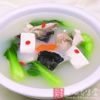 魚頭洗淨，放一點料酒，一點鹽，抓一下，去下腥味