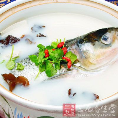 煎魚倒油之前，可以用姜片，先將煎鍋內部擦拭一遍