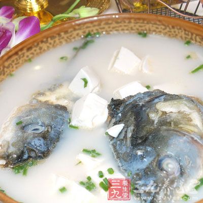 魚頭一個雪菜1兩 內脂豆腐半盒 兩片蔥段 料酒跺椒少許