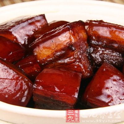 當肉煸好、魚煎好需要上色，傳統的做法是用少許水把糖熬得棕紅，然後放入肉上色，所謂糖色==