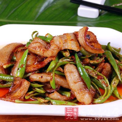帶皮豬肉腿肉350克，蒜苔50克，俾縣豆甜面醬，生抽，料酒各1湯匙 白糖1荼匙白糖1茶匙