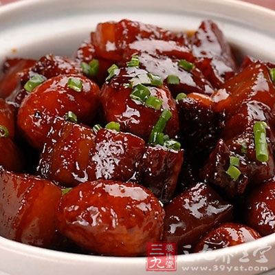 指五花肉500克 白糖3茶匙 蔥1塊 草果2粒 大料3個 老抽、科灑各2湯匙