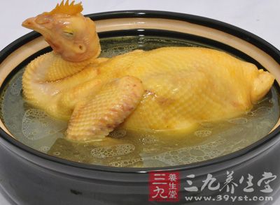 蛋白質在雞肉當中,它不容易溶解於水,在加熱以後就會凝固,只有很少的氨基酸及含氮浸出物能溶於雞湯中。 蛋白質在雞肉當中,它不容易溶解於水,在加熱以後就會凝固,只有很少的氨基酸及含氮浸出物能溶於雞湯中。