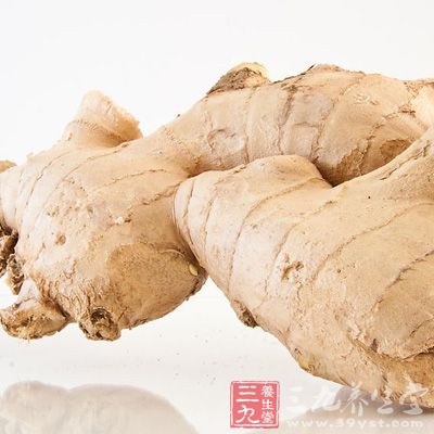 放入有姜、蔥、料酒的沸水中氽去血水待用; 放入有姜、蔥、料酒的沸水中氽去血水待用;