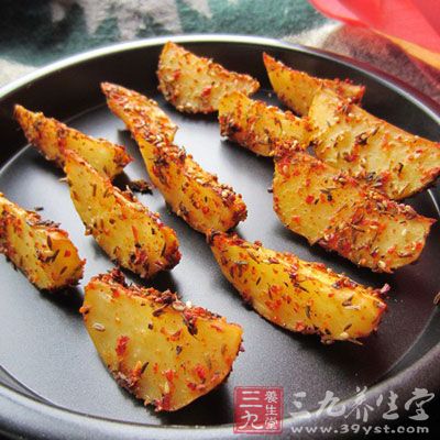 原料：小土豆3個、鹽1茶匙、干迷迭香1茶匙、干百裡香1茶匙