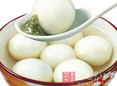 所以湯圓所含的熱量和油脂比起等量的主食來說只多不少,一個普通的芝麻餡湯圓,能給人體帶來相當於一兩米飯的熱量,兩三個湯圓就可以抵上膳食寶塔推薦的成人每餐標准主食量。 所以湯圓所含的熱量和油脂比起等量的主食來說只多不少,一個普通的芝麻餡湯圓,能給人體帶來相當於一兩米飯的熱量,兩三個湯圓就可以抵上膳食寶塔推薦的成人每餐標准主食量。