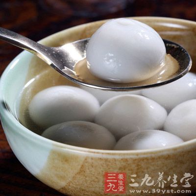 在糯米粉中混入少許玉米粉,再分別和不同顏色的蔬果汁混合,做成三色面團。 在糯米粉中混入少許玉米粉,再分別和不同顏色的蔬果汁混合,做成三色面團。