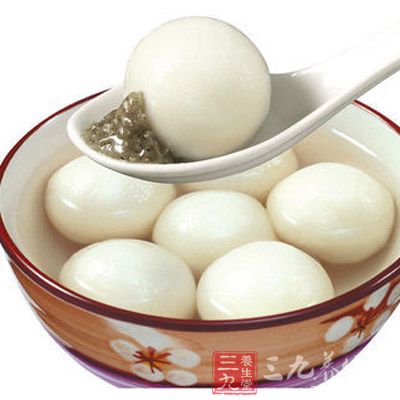 而有餡料甜湯圓本身已具有甜味,可以不需要額外放糖。 而有餡料甜湯圓本身已具有甜味,可以不需要額外放糖。