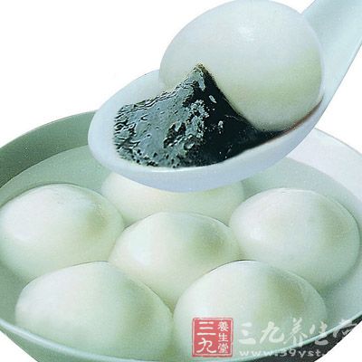 在煮鹹湯圓時,建議加點青菜讓營養均衡一下。 在煮鹹湯圓時,建議加點青菜讓營養均衡一下。