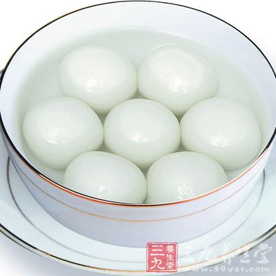 將炒勺置火上,注入少許清水,下入白搪150克,炒至金黃色時下入湯圓,離火顛勺,撒入青紅絲、芝麻等即成。 將炒勺置火上,注入少許清水,下入白搪150克,炒至金黃色時下入湯圓,離火顛勺,撒入青紅絲、芝麻等即成。