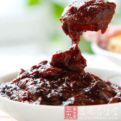  燒熱不沾鍋，下1湯匙油，爆香姜和蒜。