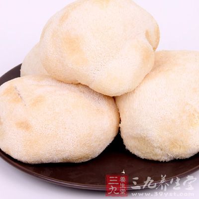 然後澆人擺有猴頭菇的碗內,上籠蒸約60分鐘取出,滗出湯汁,扣在盤內,揭去碗。 然後澆人擺有猴頭菇的碗內,上籠蒸約60分鐘取出,滗出湯汁,扣在盤內,揭去碗。