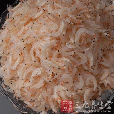 蝦米洗淨後泡軟，香菇洗淨並泡軟後再切絲，高麗菜切絲備用。
