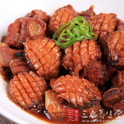 此時可根據個人口味增加適量鹽、糖或者老抽上色，臨出鍋前淋入少許香油即可。