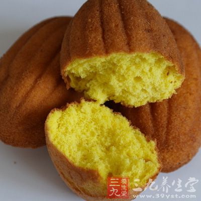 如果蛋糕比較高的話可能沒有那麼快熟,你是新手的話可以用牙簽戳下去,如果沒有看到黏黏的面粉,那就熟了,簡單又好吃的雞蛋糕就出來啦。 如果蛋糕比較高的話可能沒有那麼快熟,你是新手的話可以用牙簽戳下去,如果沒有看到黏黏的面粉,那就熟了,簡單又好吃的雞蛋糕就出來啦。