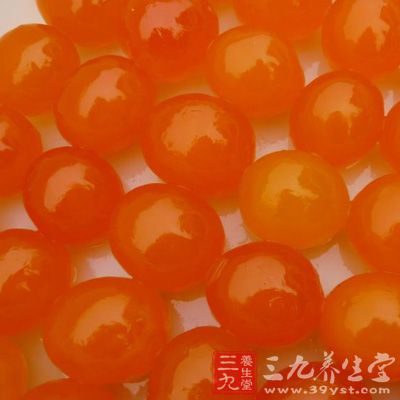 吊瓜200克，鹹鴨蛋黃2個，香蔥花5克，精鹽2克，雞蛋1個，澱粉、面粉各30克，水、油各適量。