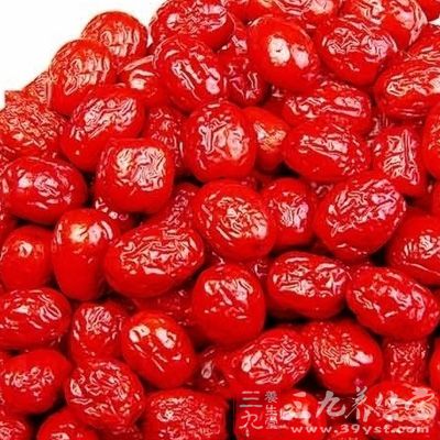 鮮紫蘇葉10克,生姜3塊,紅棗15克,先將紅棗放在清水裡洗淨,然後去掉棗核,再把姜切成片。 鮮紫蘇葉10克,生姜3塊,紅棗15克,先將紅棗放在清水裡洗淨,然後去掉棗核,再把姜切成片。