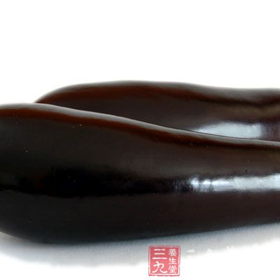 茄子撕開,放入油鍋中,待顏色微黃撈出待用。 茄子撕開,放入油鍋中,待顏色微黃撈出待用。