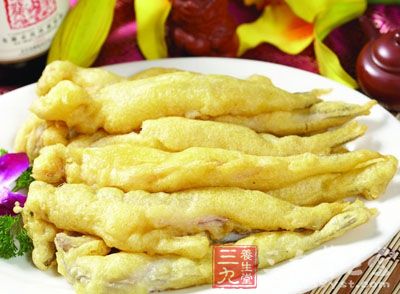 把九吐魚切成兩段,把炸粉用雞蛋加水開稀後,把九吐魚放進去拌好,再夾出來放進面包糠裡拌均勻。 把九吐魚切成兩段,把炸粉用雞蛋加水開稀後,把九吐魚放進去拌好,再夾出來放進面包糠裡拌均勻。