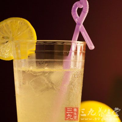 另起油鍋,加入果醬、沙司、檸檬汁、白糖、白醋等調料 另起油鍋,加入果醬、沙司、檸檬汁、白糖、白醋等調料