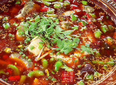 　魚斬成瓦塊，加米酒，澱粉拌均;