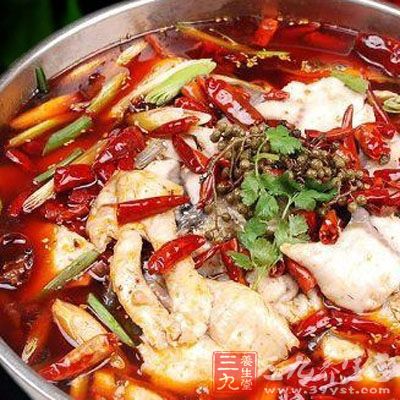 　炒鍋內放菜油，燒至六成熱，下花椒，干海椒略炸，而後下陴縣豆瓣，待豆瓣呈金黃色時，烹入蔥，姜，蒜和泡紅椒炒出香味。