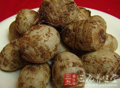 因為芋頭整個個體都是出自土壤下,所以新鮮的芋頭一定帶有濕潤泥土的氣息,本身也帶著一點濕氣。 因為芋頭整個個體都是出自土壤下,所以新鮮的芋頭一定帶有濕潤泥土的氣息,本身也帶著一點濕氣。