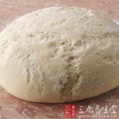 將面團放在案板上,再將其擀長,再將油刷在上面,待用。 將面團放在案板上,再將其擀長,再將油刷在上面,待用。