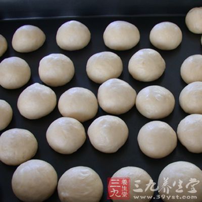 面團搓成扁圓形,放入已灑上撲面粉的餅盤內,再在餅面上灑上撲粉,入爐用中火烘烤。 面團搓成扁圓形,放入已灑上撲面粉的餅盤內,再在餅面上灑上撲粉,入爐用中火烘烤。