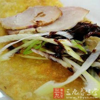 熏肉選用鮮豬肉,用溫鹼水涮淨,在清水中浸6-10小時,然後切成方塊放入老湯中煮熟,再加紅糖熏制。 熏肉選用鮮豬肉,用溫鹼水涮淨,在清水中浸6-10小時,然後切成方塊放入老湯中煮熟,再加紅糖熏制。