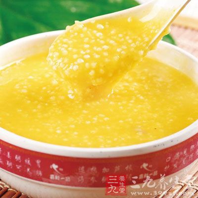 將小米、花生仁、紅小豆放入清水中浸泡4小時,然後淘洗干淨,待用。 將小米、花生仁、紅小豆放入清水中浸泡4小時,然後淘洗干淨,待用。