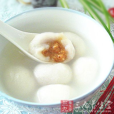 將豬油加白糖放在一個小碗中用微波爐加熱,再攪拌至白糖溶化; 將豬油加白糖放在一個小碗中用微波爐加熱,再攪拌至白糖溶化;