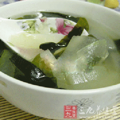 為了多做點湯喝，所以把冬瓜海帶倒入了另一個水開的蒸鍋裡。