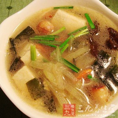 放適量清水，放下海帶結，姜片，料酒，大火煮開，中火煮至冬瓜熟。