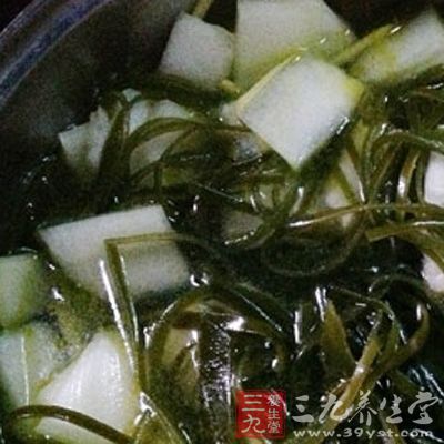 砂鍋加適量清水，放入海帶、冬瓜、綠豆，大火燒開後轉小火煲30分鐘，加油鹽調味即可。