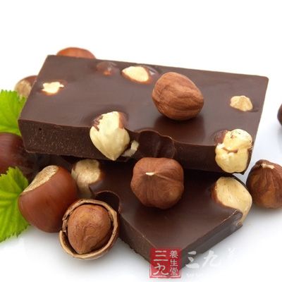 而巧克力中則含有大量的熱能和草酸 而巧克力中則含有大量的熱能和草酸