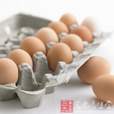 而雞蛋含有大量的蛋白質 而雞蛋含有大量的蛋白質