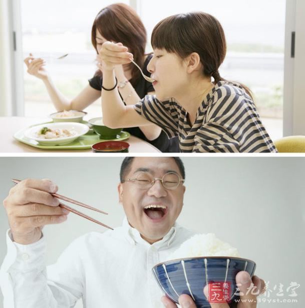 吃飯時挺直腰背