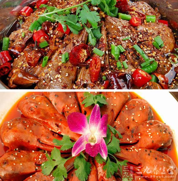 加少許鹽和胡椒粉拌勻腌制15分鐘 加少許鹽和胡椒粉拌勻腌制15分鐘