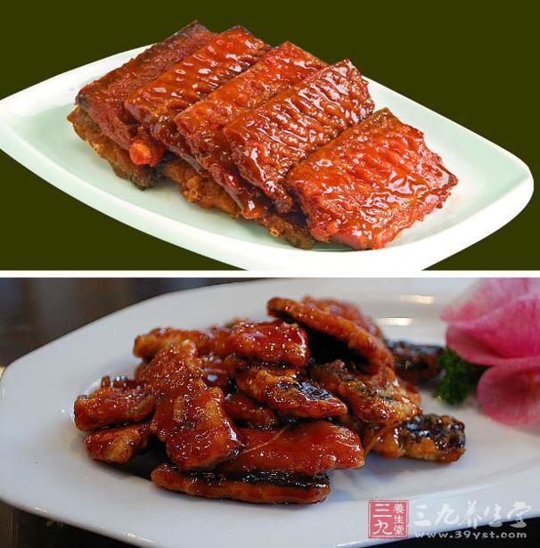 將帶魚放在雞蛋液中，兩面掛漿