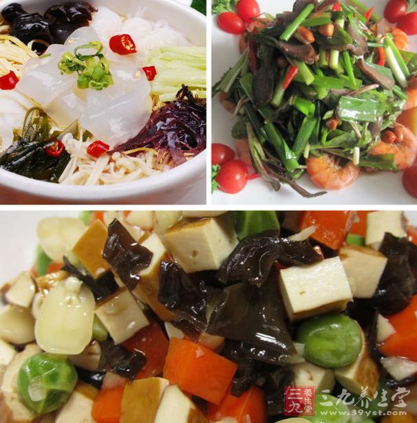 首先，先分別將豆腐、豆角、木耳以及西紅柿切成丁