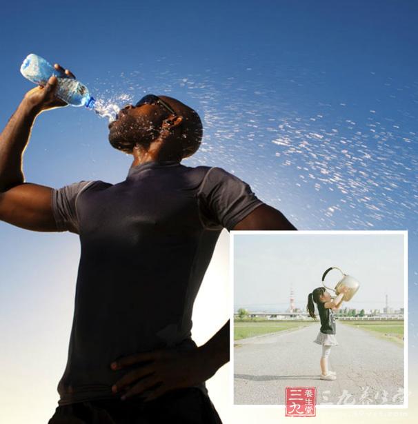 一是飲水莫待口渴時,口渴時表明人體水分已失去平衡,細胞開始脫水,此時喝水為時已晚。 一是飲水莫待口渴時,口渴時表明人體水分已失去平衡,細胞開始脫水,此時喝水為時已晚。