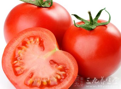 將西紅柿洗淨搗爛成汁