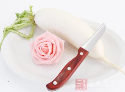 白蘿卜去頭尾，刨去外皮，切成段