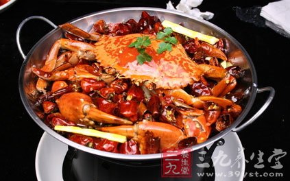 將肉蟹放在器皿中加入適量白酒