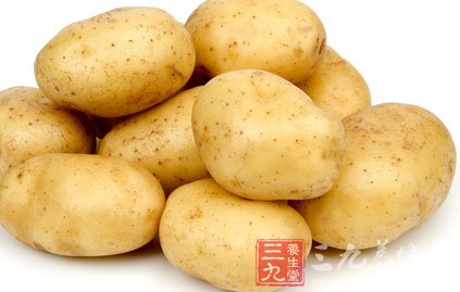 買土豆時不要買皮的顏色發青和發芽的土豆