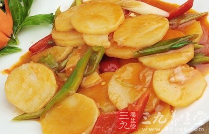倒入瀝干水分的土豆片翻炒1分鐘