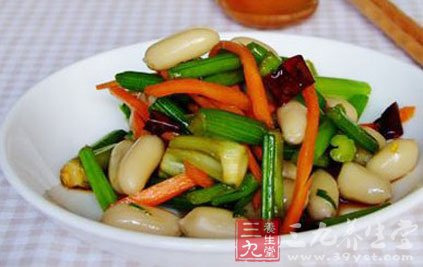 白蘿卜與花生米放在容器中加鹽攪拌