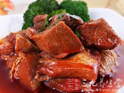 將牛肉放入高壓鍋再放入姜片