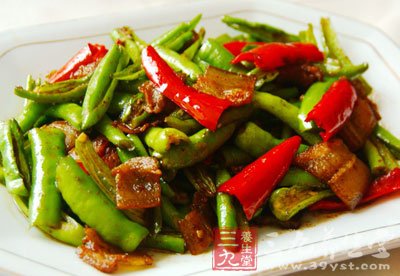 出鍋前加入小米椒段;翻炒均勻後裝入碗中